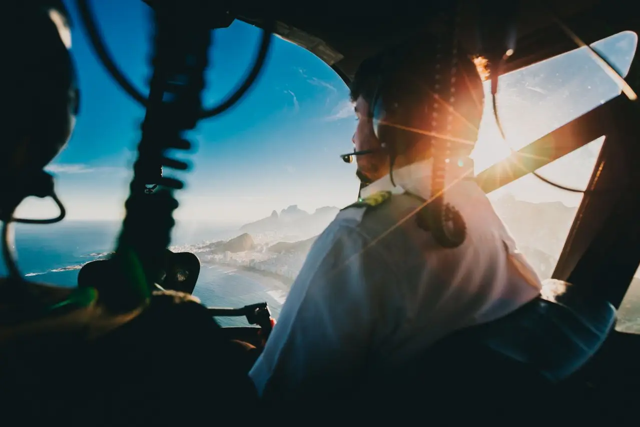 Pilot über der Küste